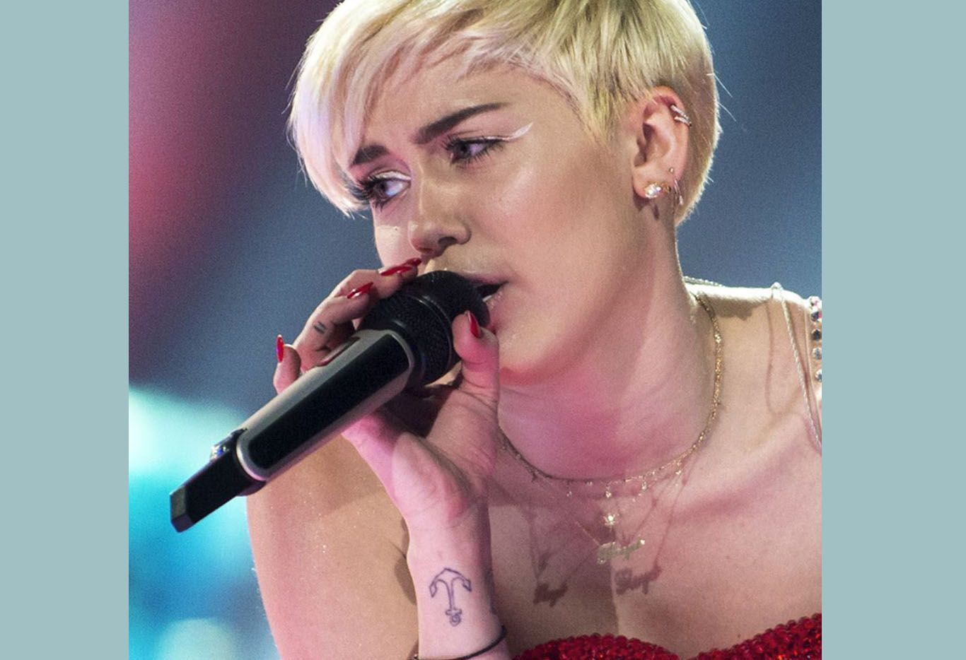 Punya Banyak Tato, Ini Makna Lukisan yang Ada di Tubuh Miley Cyrus