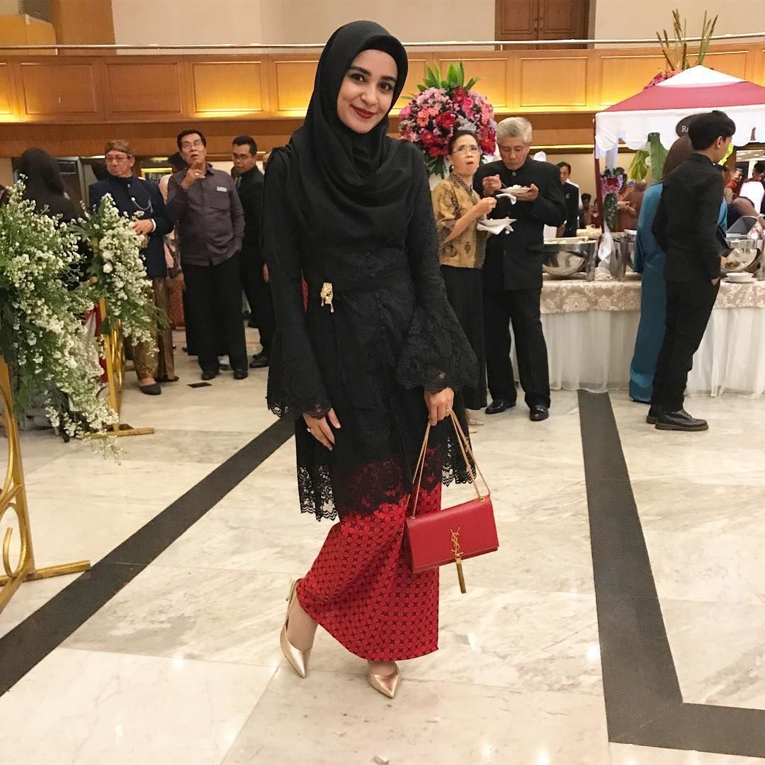 5 Model  Kebaya Hijab a la Selebriti Agar Penampilan Lebih 