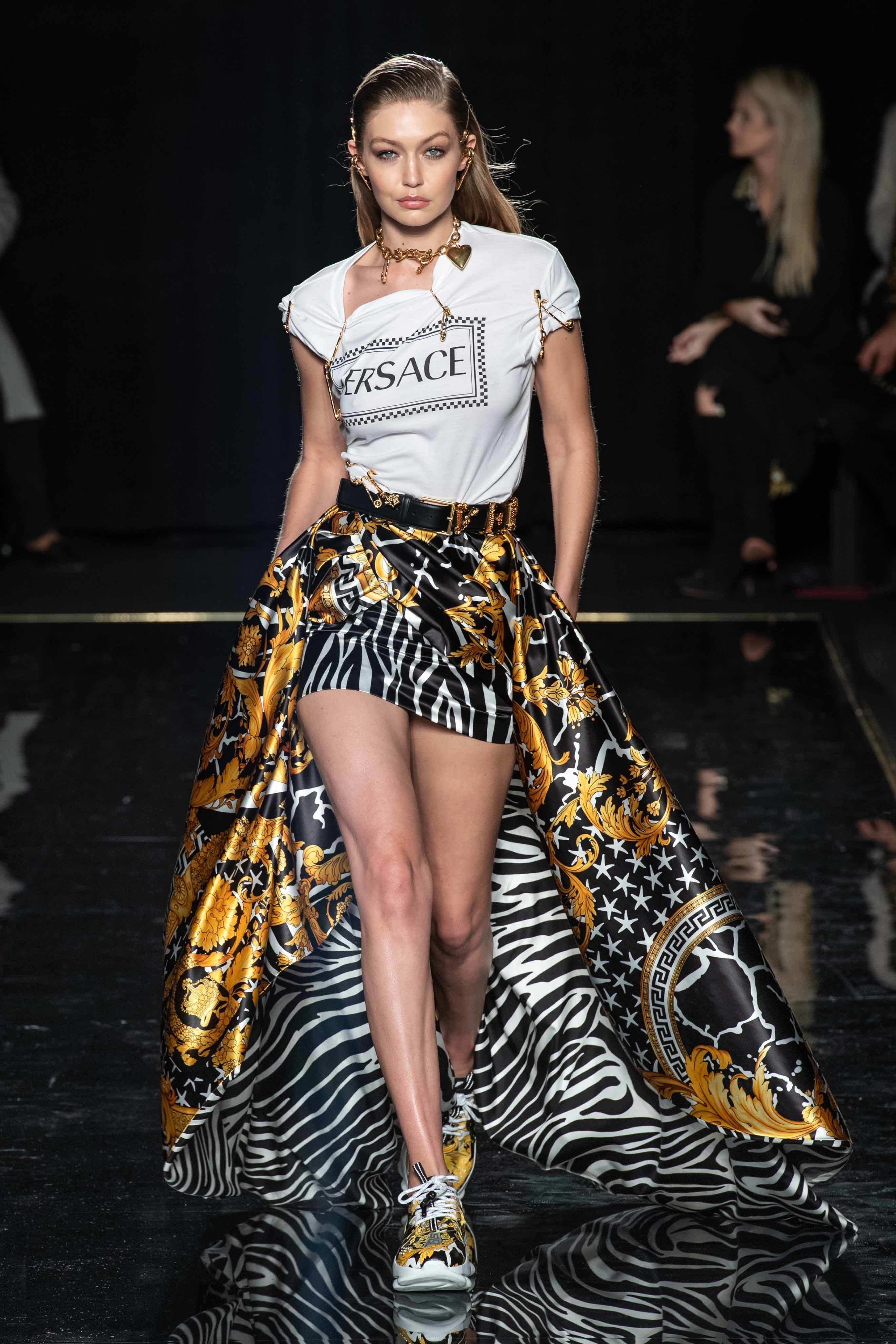 Versace Kembali Hidupkan Era '90an untuk Koleksi Pre-Fall 2019