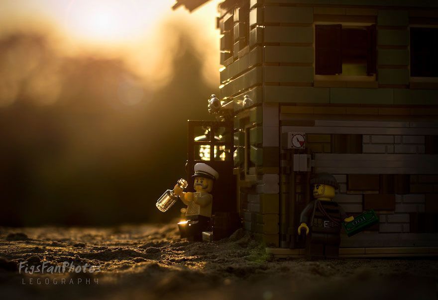 Fotografer Ini Sukses Berkreasi dengan Lego Jadi Foto yang Super Keren