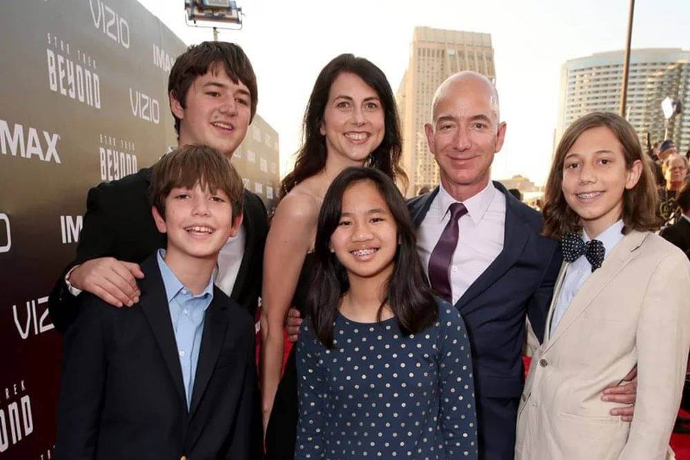 Jadi Pasangan Terkaya di Dunia Jeff Bezos dan Istri 