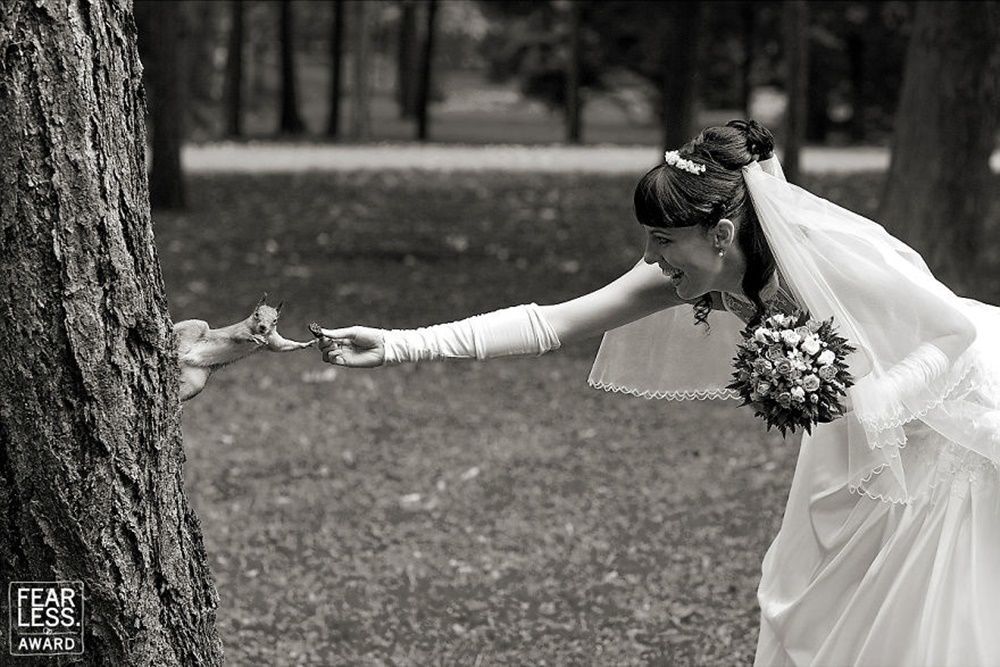 13 Foto Pernikahan Lucu Karya Fotografer Terbaik, Siap-Siap Tertawa!