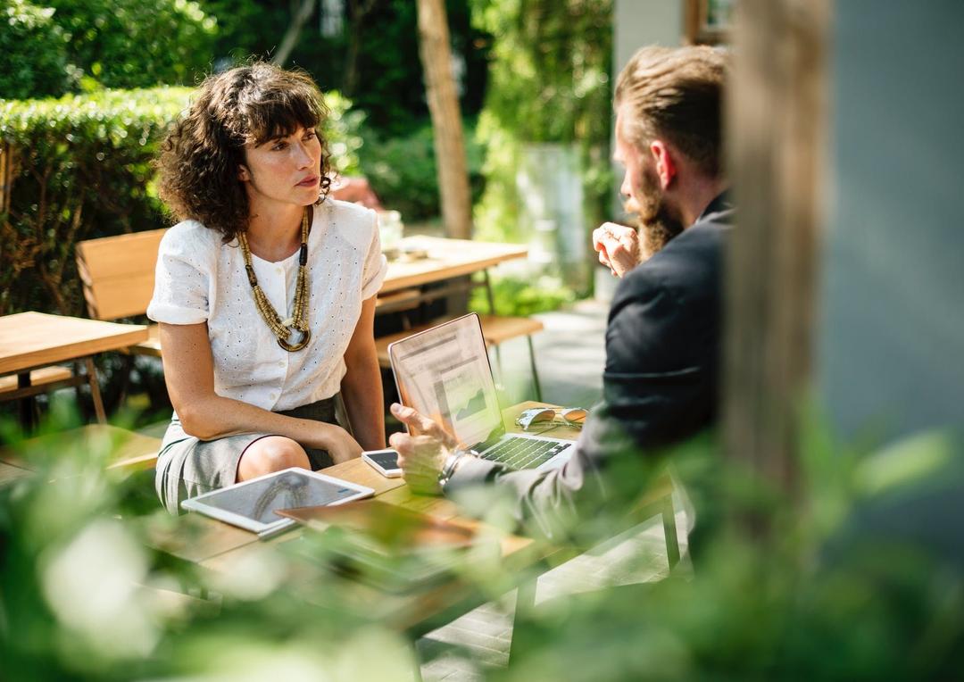 Fenomena Love Bombing, Kenali Tanda dan Bahayanya Buat Kamu