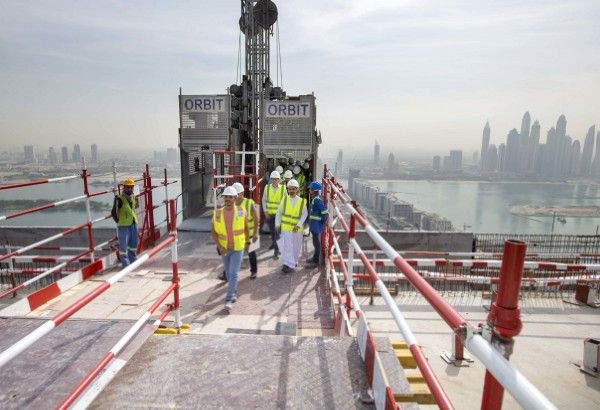 Ini Kolam Renang Tertinggi di Dunia yang Ada di Dubai, Berani Coba?