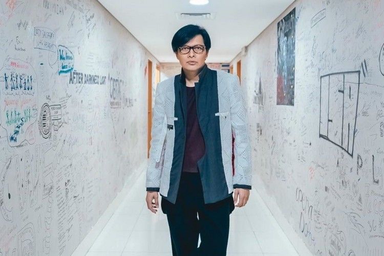 Armand Maulana Pimpin Lagu Indonesia Raya Sebagai Pembuka Debat Kedua