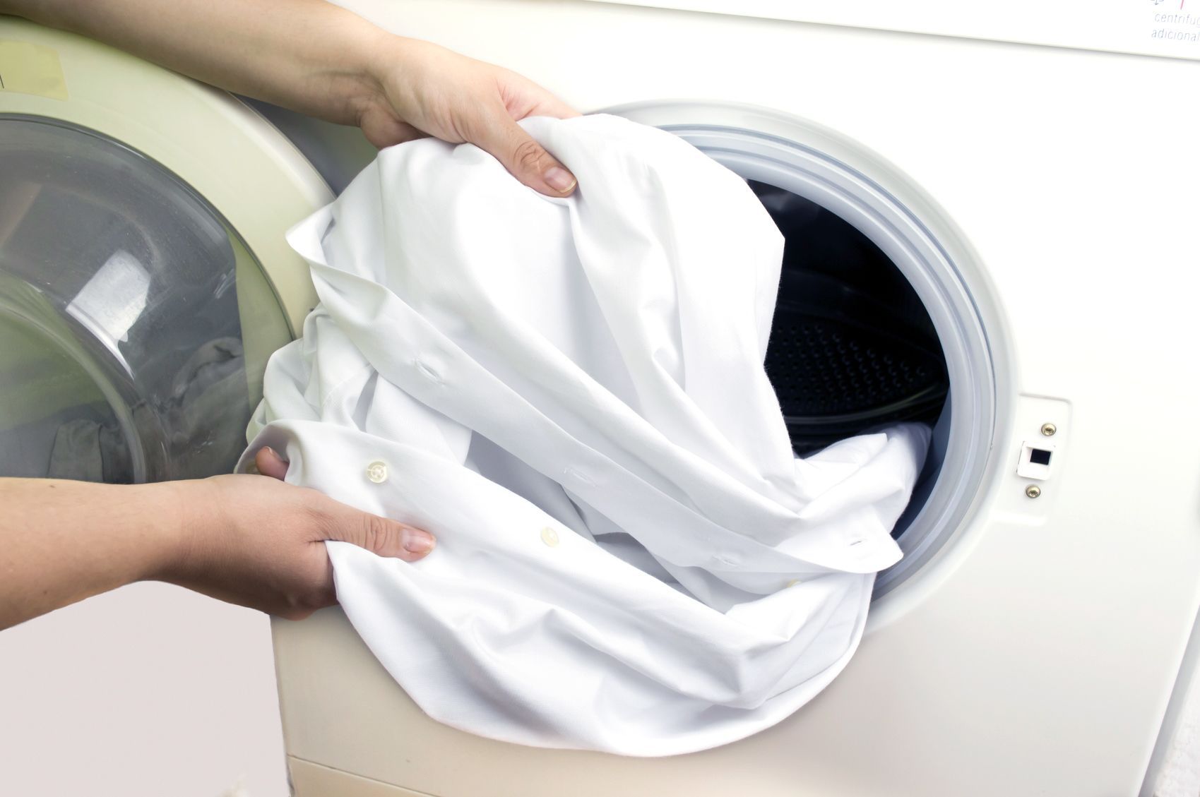 Biar Nggak Mudah Kusam, Ini Dia 4 Trik untuk Mencuci Kemeja Putihmu