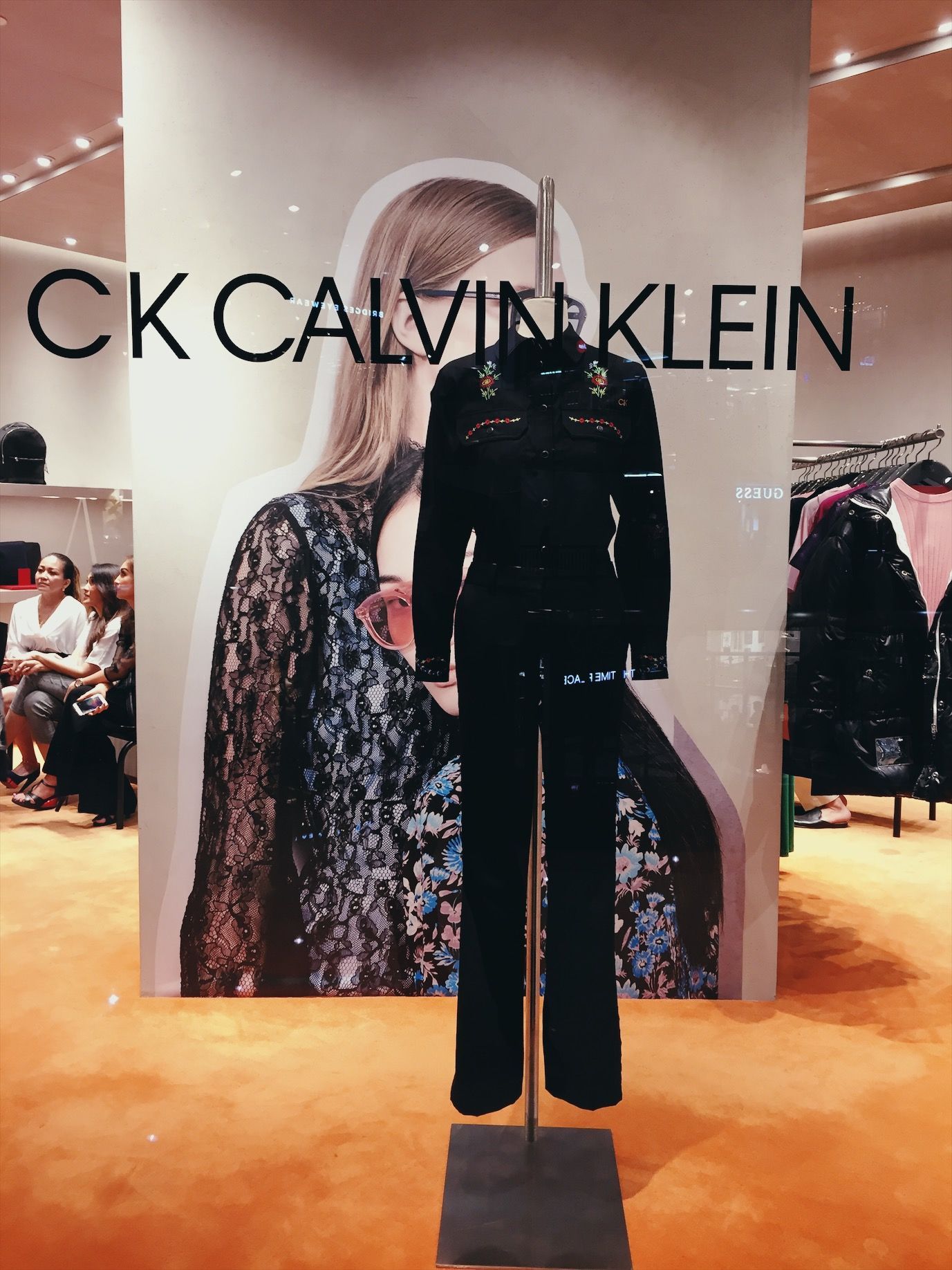 Gaya Minimalis di Butik CK Calvin Klein Plaza Senayan