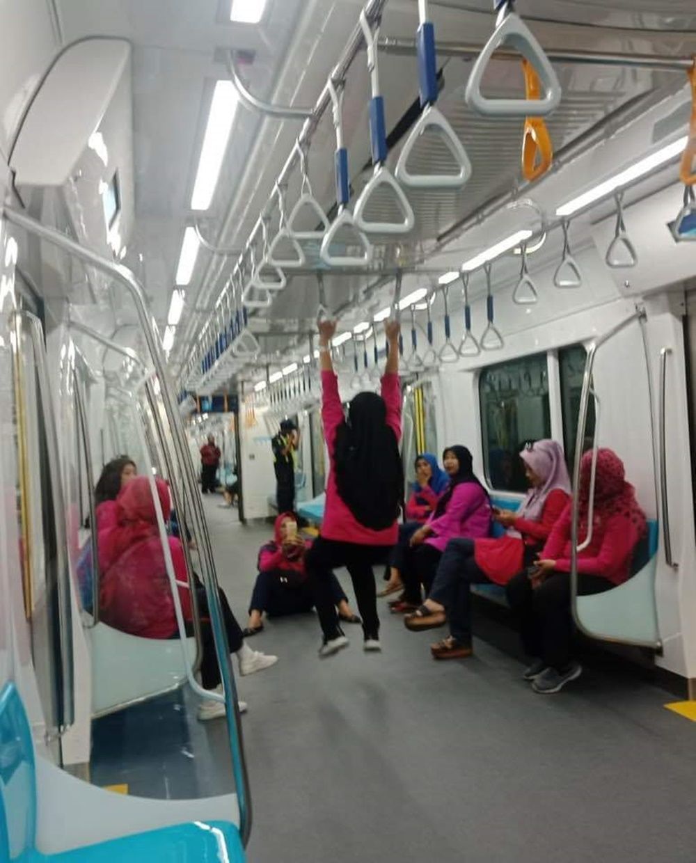 MRT Jakarta Diresmikan, Warganet Indonesia Terbagi Dua Kubu