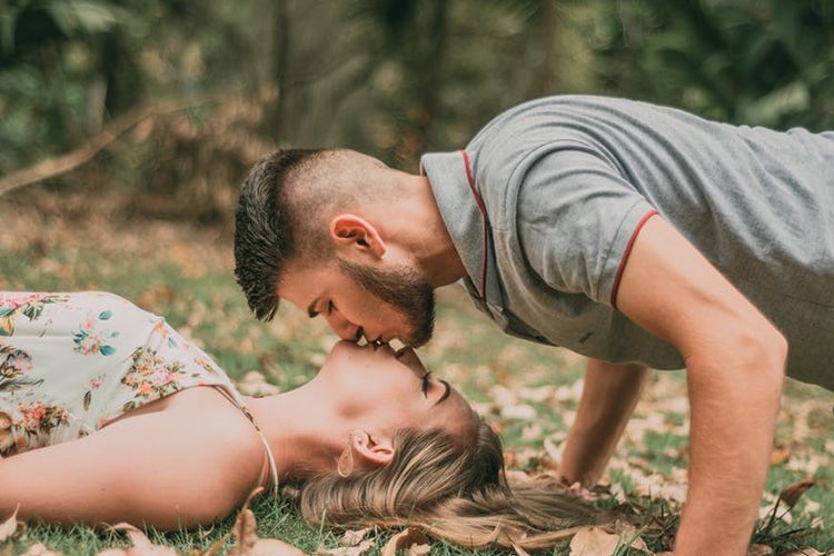 8 Posisi Berciuman Terbaik! Ternyata Nggak Harus Berhadapan