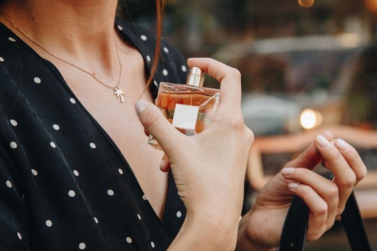 7 Merek Parfum Perempuan Terbaik yang Tahan Lama
