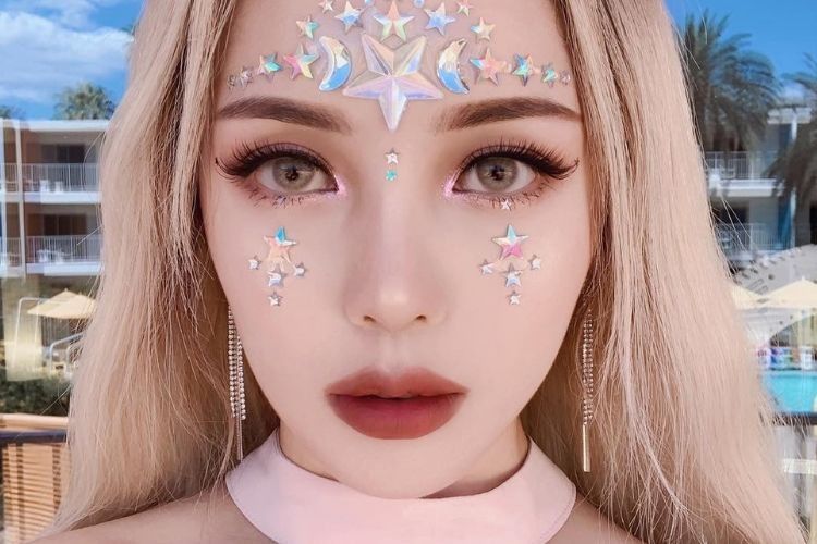 Penuh Warna Ini Gaya Riasan Para Influencer Di Coachella 2019