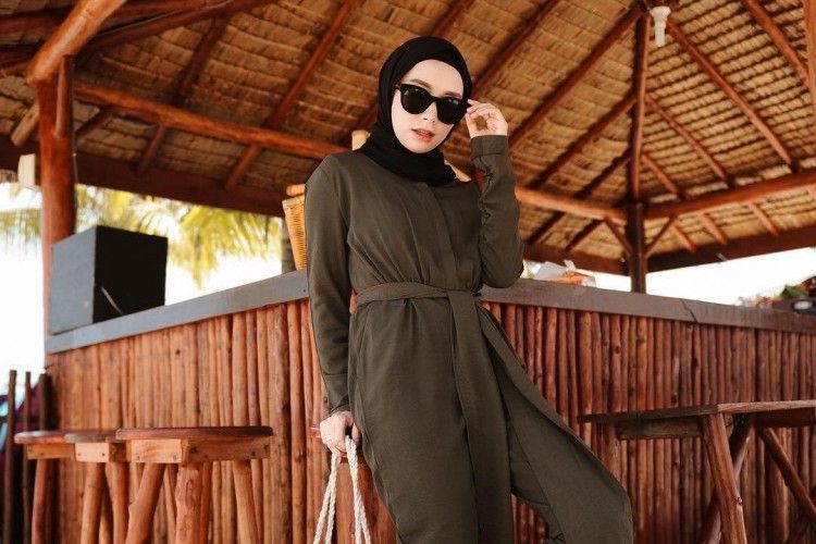 5 Fashion Item Statement untuk Style Hijab ke Pantai