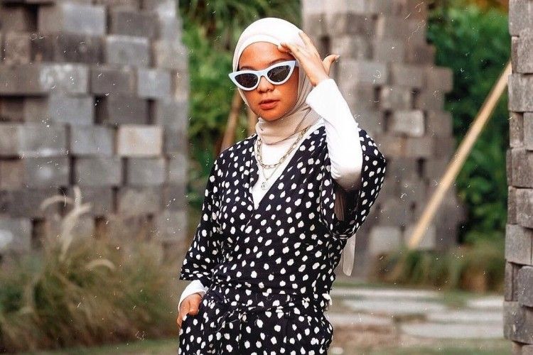 Tampil Maksimal Saat Liburan, Intip 10 Referensi Baju Pantai Hijab Ini