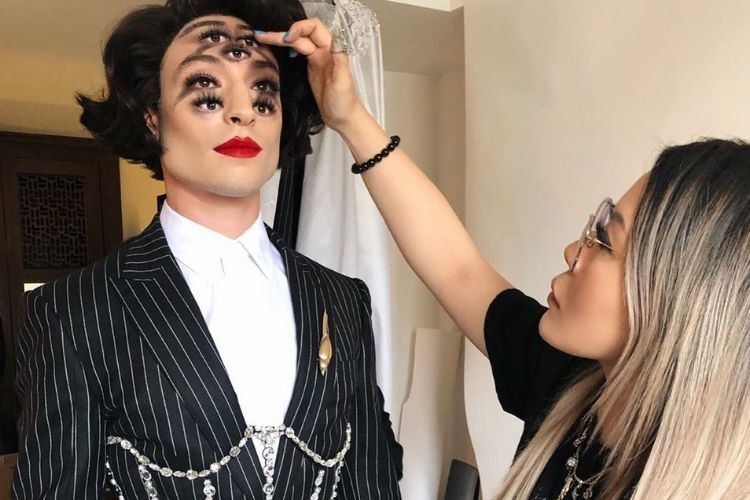 Fakta Unik di Balik Makeup Ezra Miller Saat Menghadiri Met Gala 2019