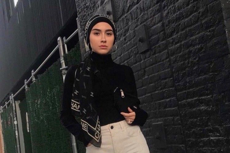 Tampil Trendi di Bulan Puasa, Andalkan 7 Hijab Print Scarf Yuk! 
