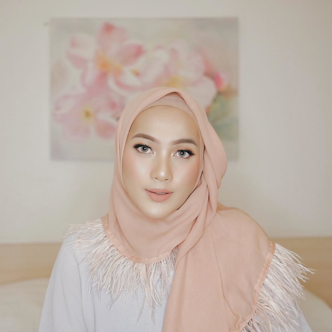 5 Tutorial Hijab Segi Empat Pesta Simple Ala Selebgram