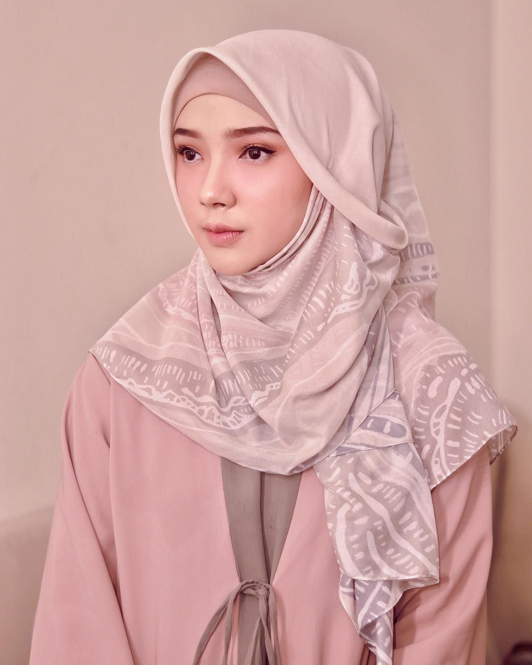 5 Tutorial Hijab Segi Empat a la Selebgram untuk Menghadiri Pesta
