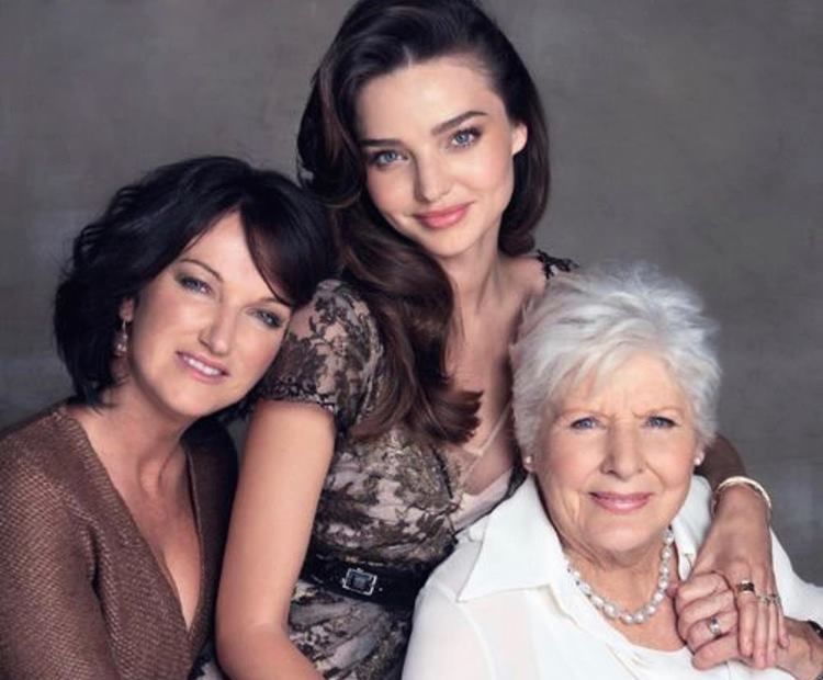 Три поколения женщин. Фотосессия с мамой и бабушкой. Бабушка мама и дочка. 4 Поколения женщин. Жены мамы бабушки и дочки