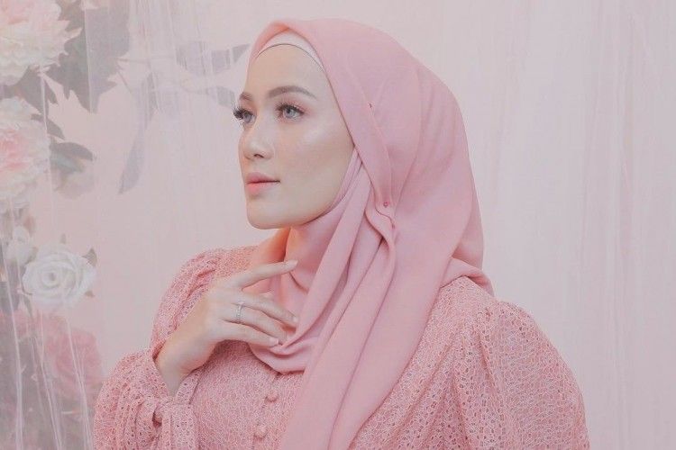 5 Tutorial Hijab Segi Empat a la Selebgram untuk Menghadiri Pesta