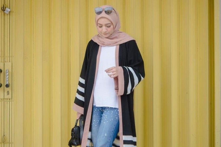 6 Style Hijab Dengan Celana Jeans Kekinian ala Influencer