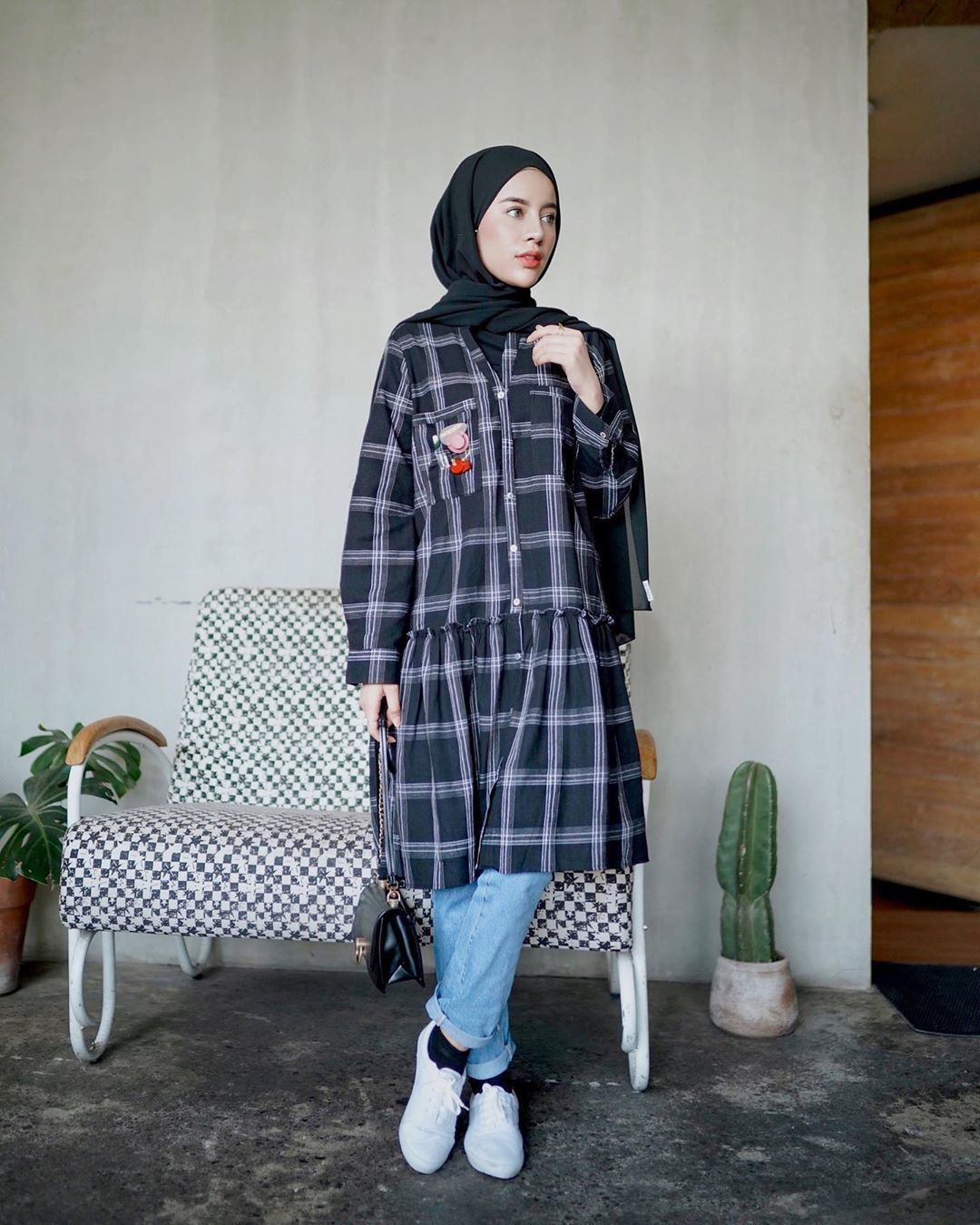 6 Style  Hijab  Dengan  Celana  Jeans  Kekinian ala Influencer