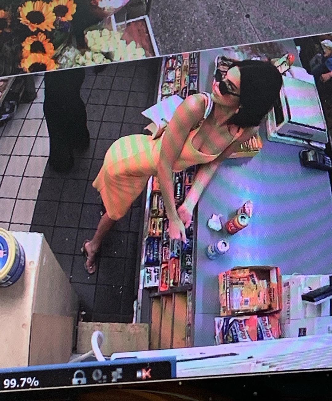Seksi Memakai Dress Orange, Kendall Jenner Diduga Ada 'Modus' Ini