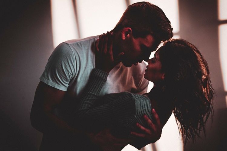 10 Manfaat Ciuman Bibir dengan Pasangan