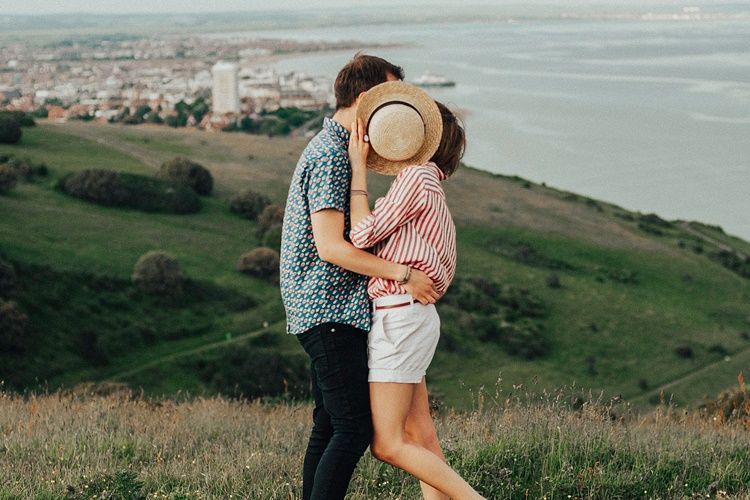 10 Cara Ciuman Bibir Romantis yang Bikin Tergila-Gila