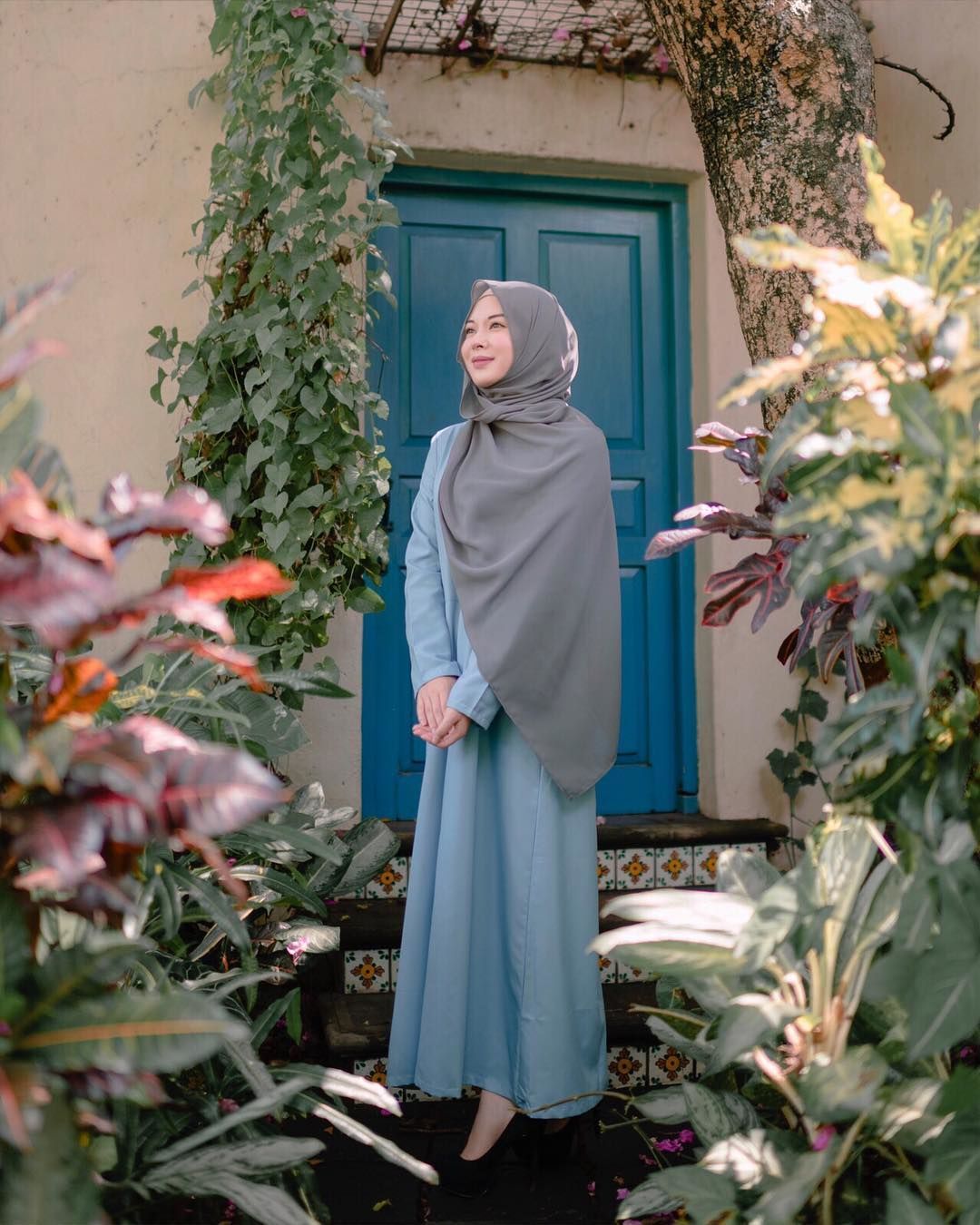 Tetap Modis, Ini Ide Hijab Syar'i yang Bisa Kamu Tiru