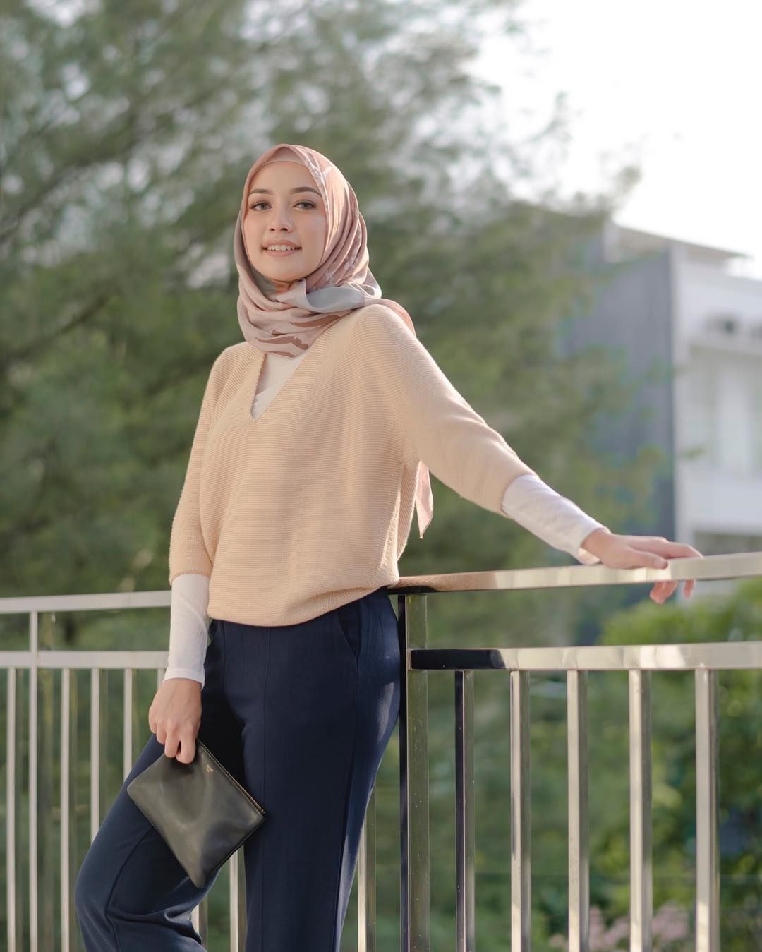 From Monochrome Colors to Batik, Here's Hijab For The Office
