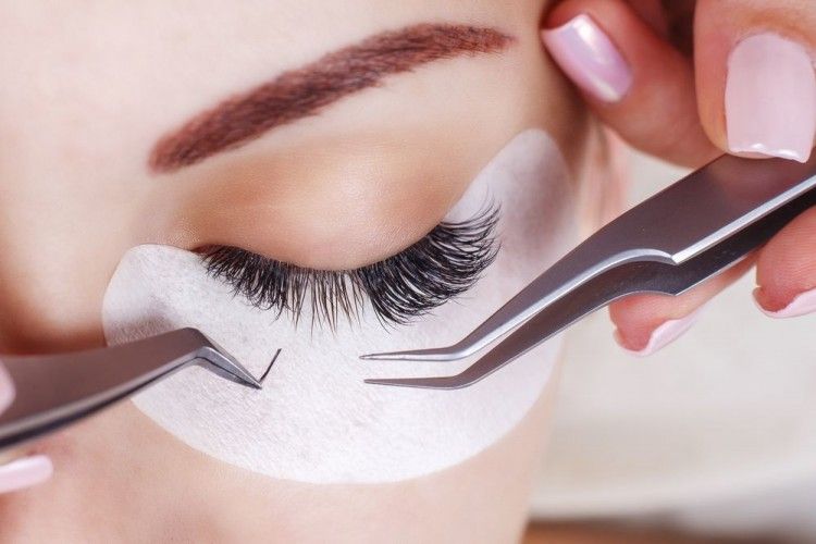 Nggak Cuma Natural, Kenali Jenis 5 Eyelash Extension Berikut Ini 