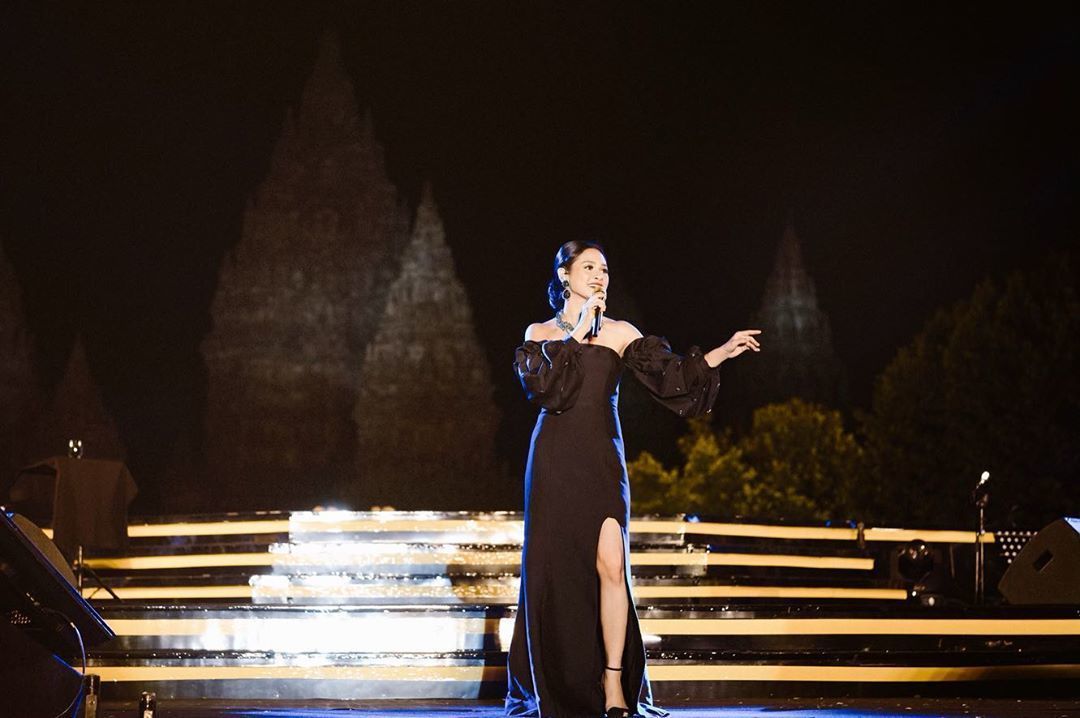 Gaya Glamor 7 Penyanyi Indonesia di Atas Panggung