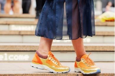 7 Cara Mix & Match Pakai Sneakers ke Kantor