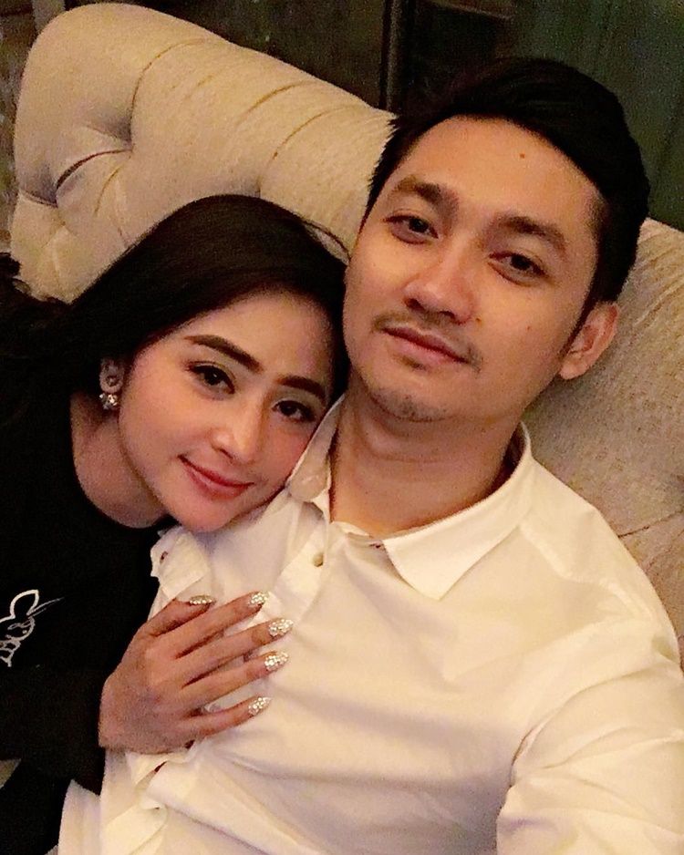 2 Tahun Menikah Intip 10 Potret Mesra Dewi Perssik Dan Suami 1494