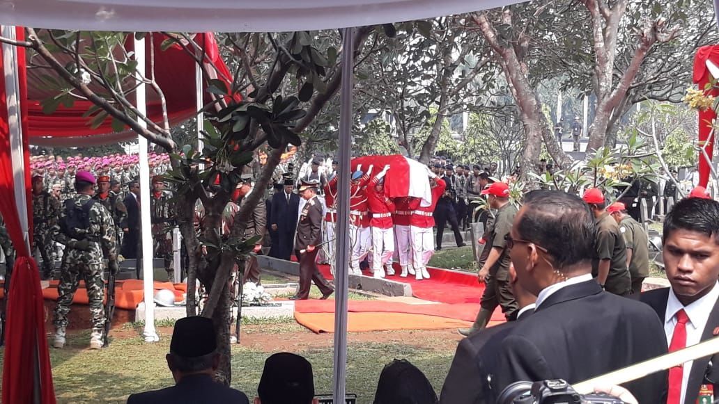 Diantar Banyak Warga, Ini Foto-Foto Pemakaman BJ Habibie di Kalibata