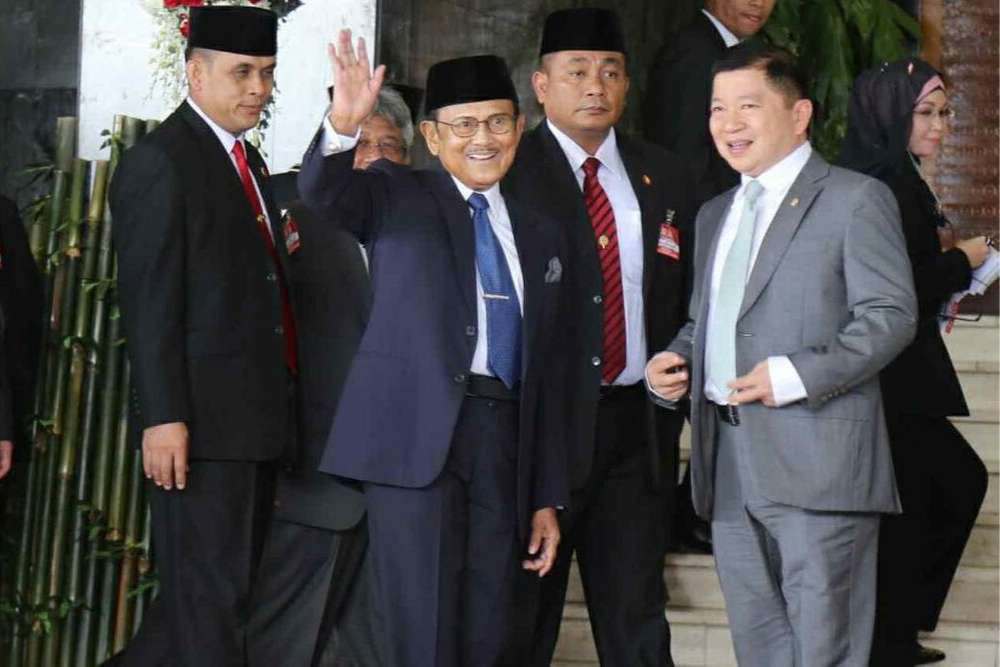 10 Prestasi BJ Habibie Yang Harus Diketahui Millenials