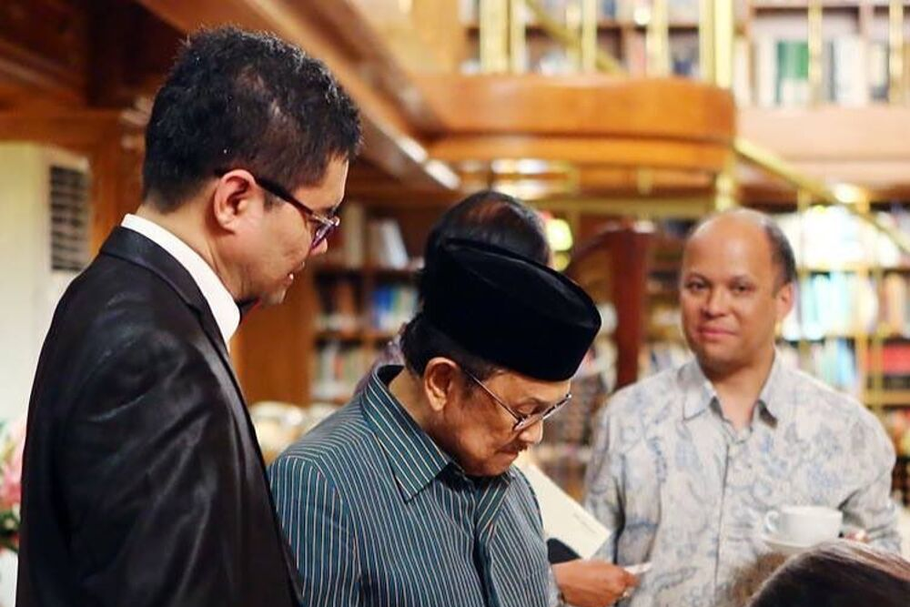 Apa prestasi yang sangat bermanfaat dari prof dr ing bacharuddin jusuf habibie yang kamu ketahui