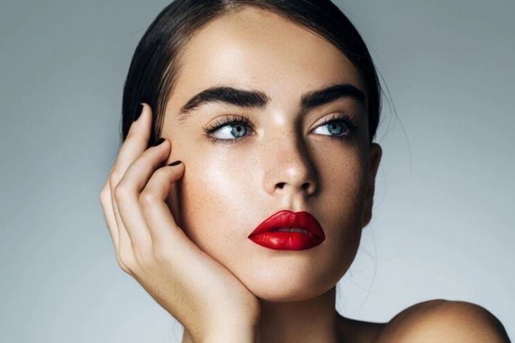 6 Langkah Makeup Tahan Lama Pada Kulit Kering, Dijamin Ampuh! 