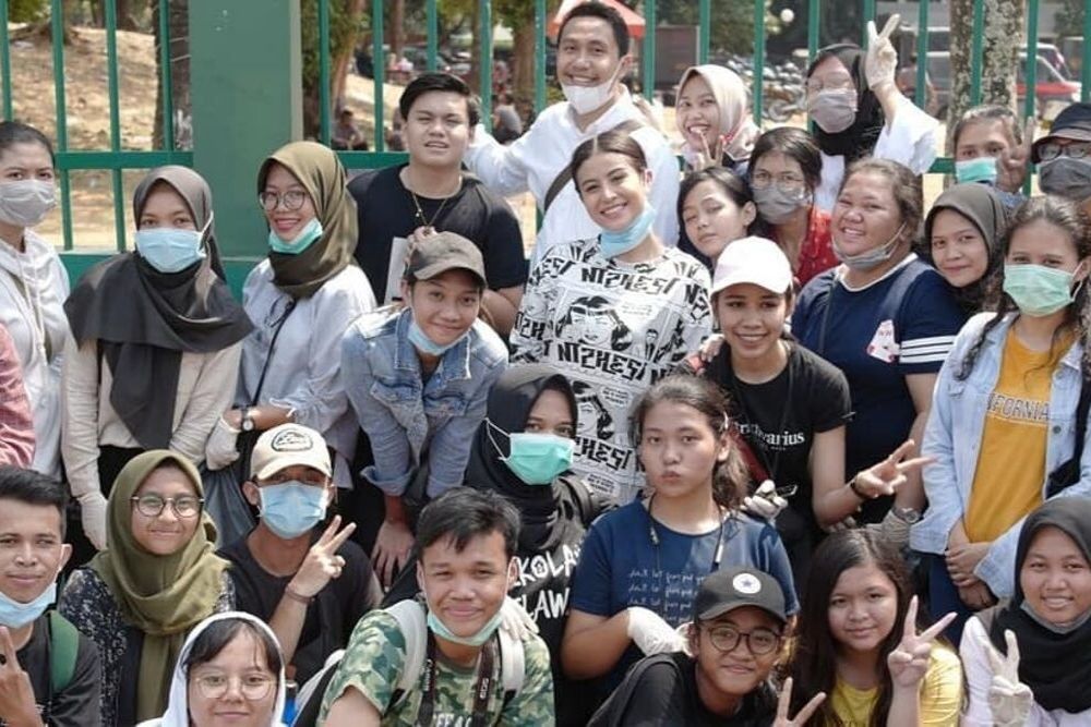 Pungut Sampah Bau Pesing, Ini Potret Awkarin Bersih-Bersih di DPR