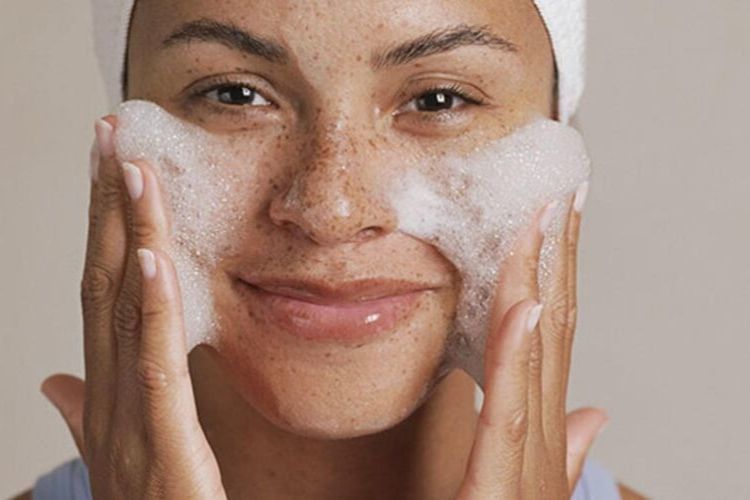 Selain Pakai Skincare, Ini 10 Cara Ampuh Mencerahkan Kulit Wajah