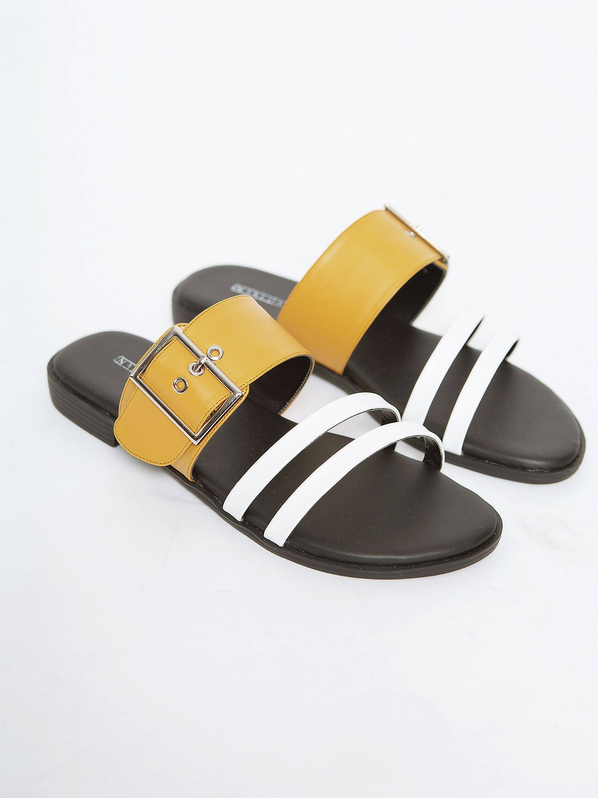  Popbela OOTD Mau Liburan ke Pantai Andalkan Sandal  Ini 