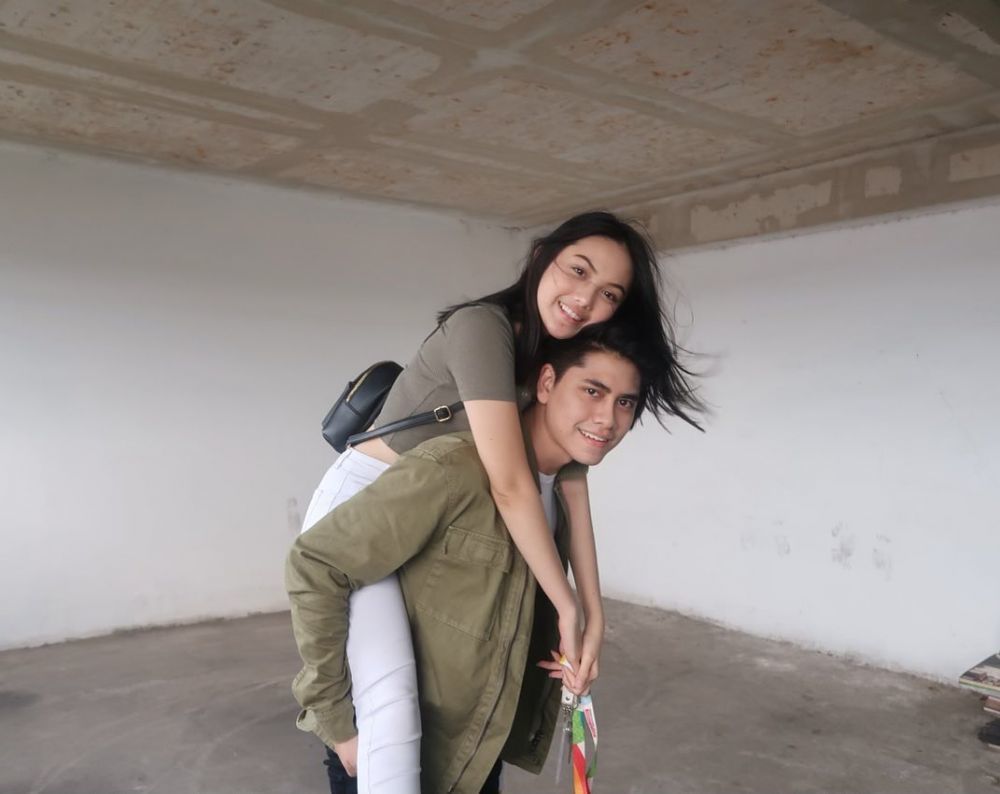 Sering Dicibir Netizen, 7 Pasangan Artis Ini Tetap PeDe Tampil Mesra