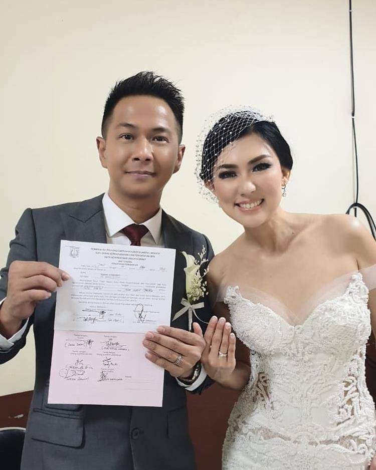 Akhirnya Sah! 8 Fakta di Balik Pernikahan Delon Thamrin ...