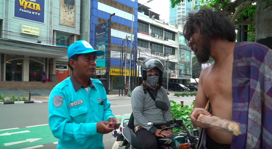 10 Penampilan Baim Wong Jadi 'Orang Gila' Bagi-bagi Duit di Jalanan