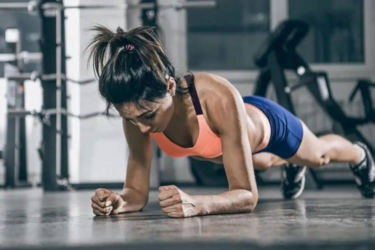 7 Cara Melakukan Plank Pose untuk Meratakan Perut Popbela
