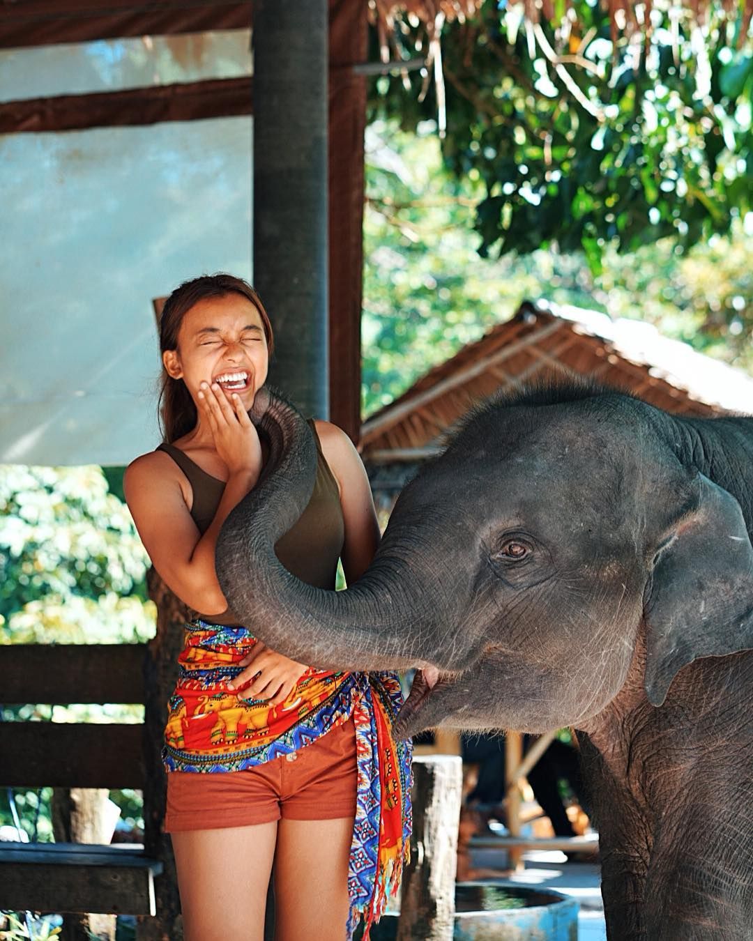 11. Nadia saat berkunjung ke Thailand tak lupa untuk bermain bersama gajah ...