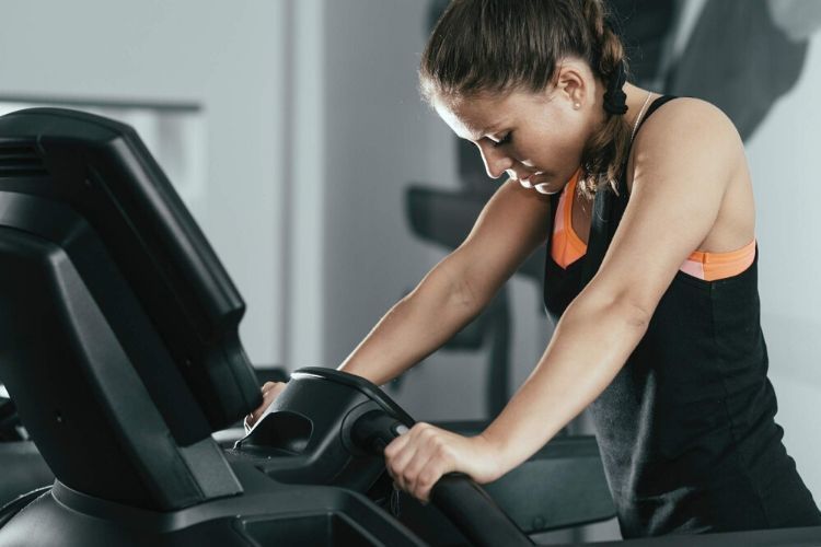 8 Kesalahan Menggunakan Treadmill yang Paling Sering Dilakukan