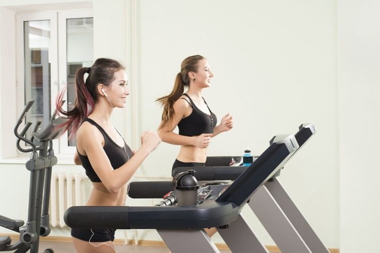 8 Kesalahan Menggunakan Treadmill yang Paling Sering Dilakukan