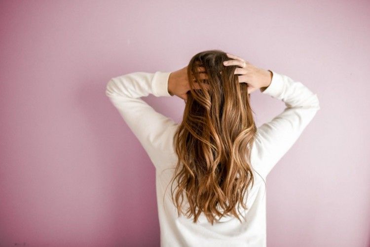 11 Cara Mengatasi Rambut Rontok Secara Alami dan Ampuh, Dicoba Yuk!