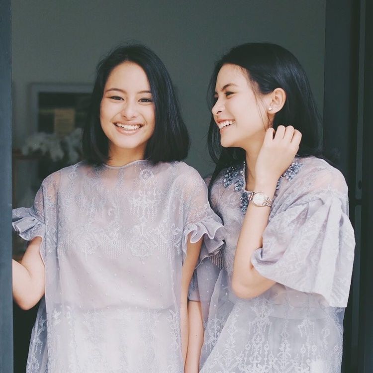 9 Bukti Kekompakan Maudy Ayunda & Adik Ini Layak Disebut Sibling Goals